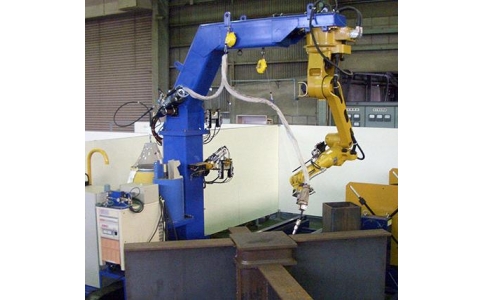 從焊接性能方面來說，焊接機(jī)器人性能更為穩(wěn)定